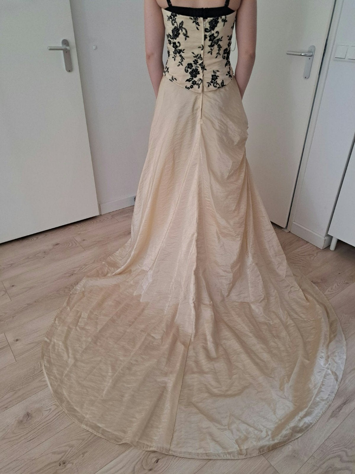 Elegante trouwjurk met borduursel en sleep, Ophalen, Gedragen, Beige, Trouwjurk