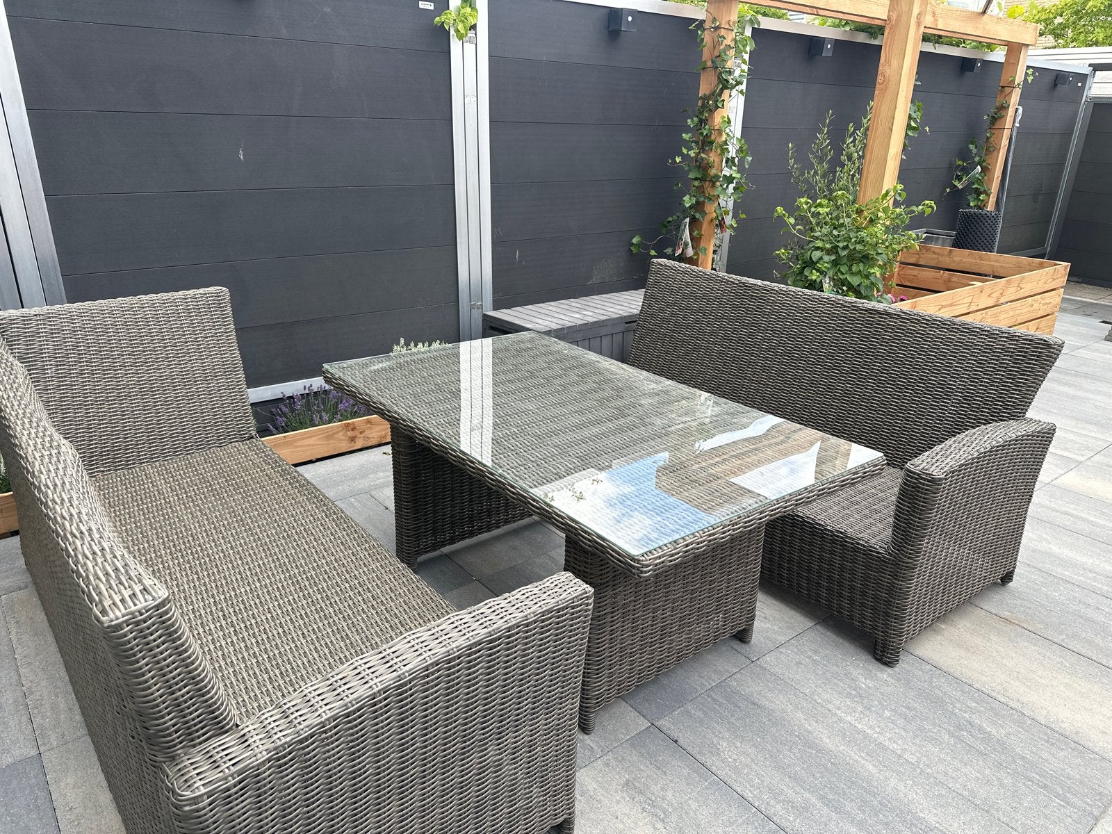 Wicker Tuinset met Glazen Tafel en Banken, Tuin en Terras, Tuinsets en Loungesets, 4 zitplaatsen, Gebruikt, Ophalen of Verzenden
