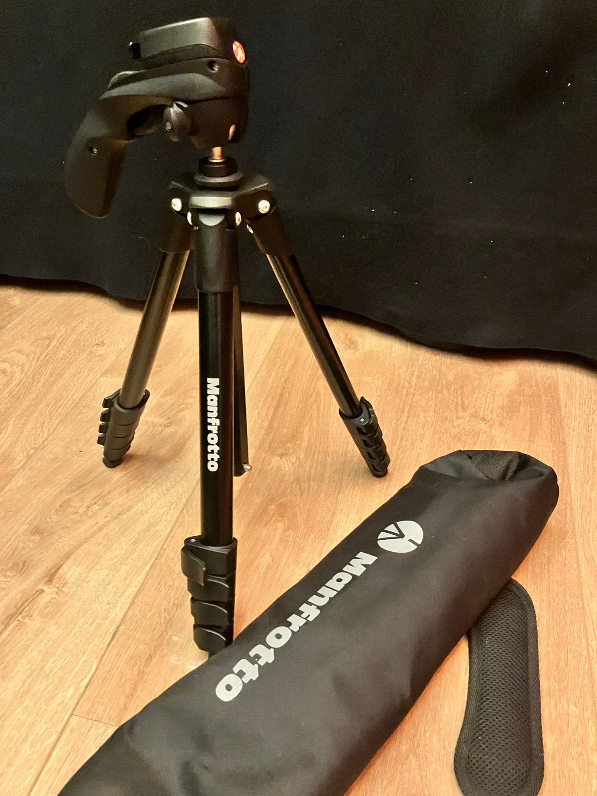 Manfrotto Video tripod Compact Action, Ophalen of Verzenden, Zo goed als nieuw, Driepoot