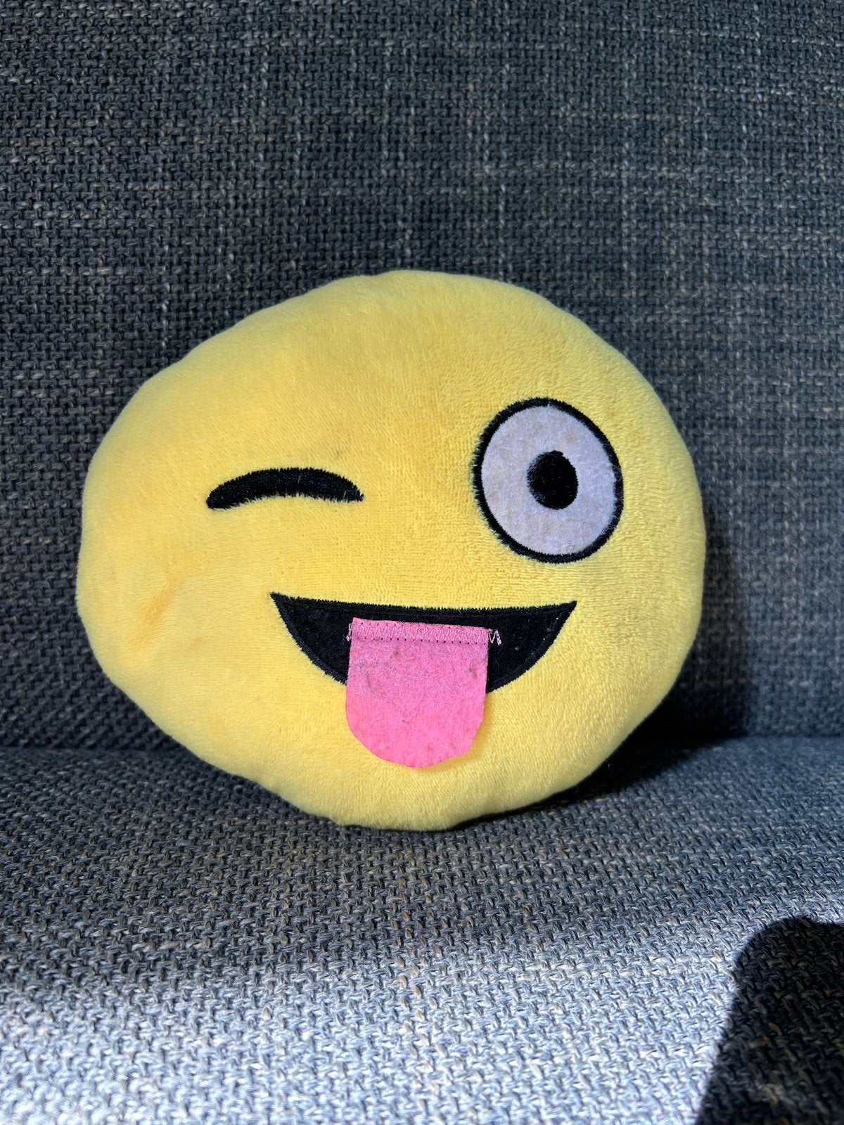 Leuke gele knuffel emoji met knipoog en tong uit, Ophalen, Gebruikt, Overige merken, Overige typen