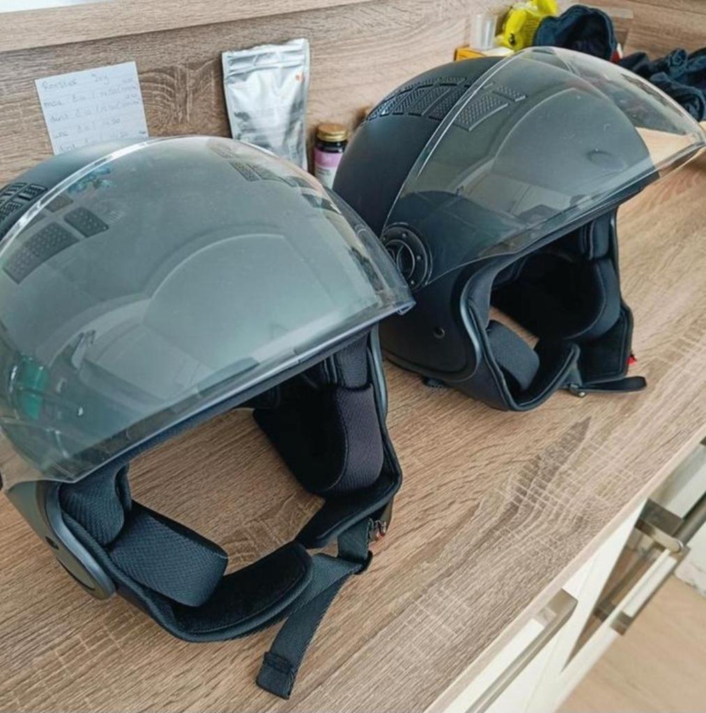 2x zgan scooter helmen, Ophalen, Zo goed als nieuw