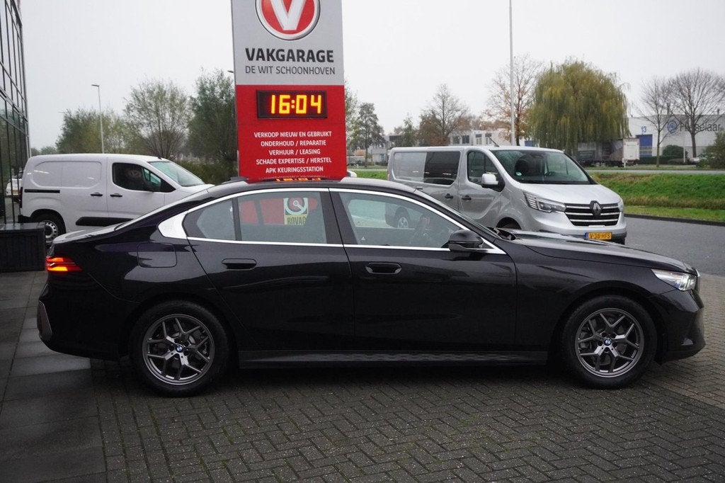 BMW 5-serie 520i / Blind Spot / Keyless / Carplay / Camera /, 1998 cc, Achterwielaandrijving, Gebruikt, 2000 kg