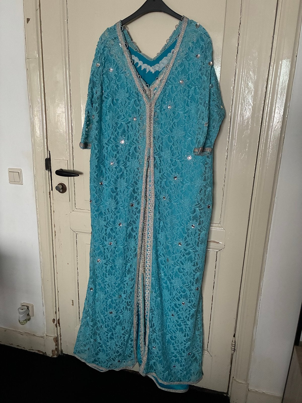 Prachtige turquoise kaftan met kant en pailletten, Kleding | Dames, Jurken, Maat 46/48 (XL) of groter, Nieuw, Onder de knie, Verzenden