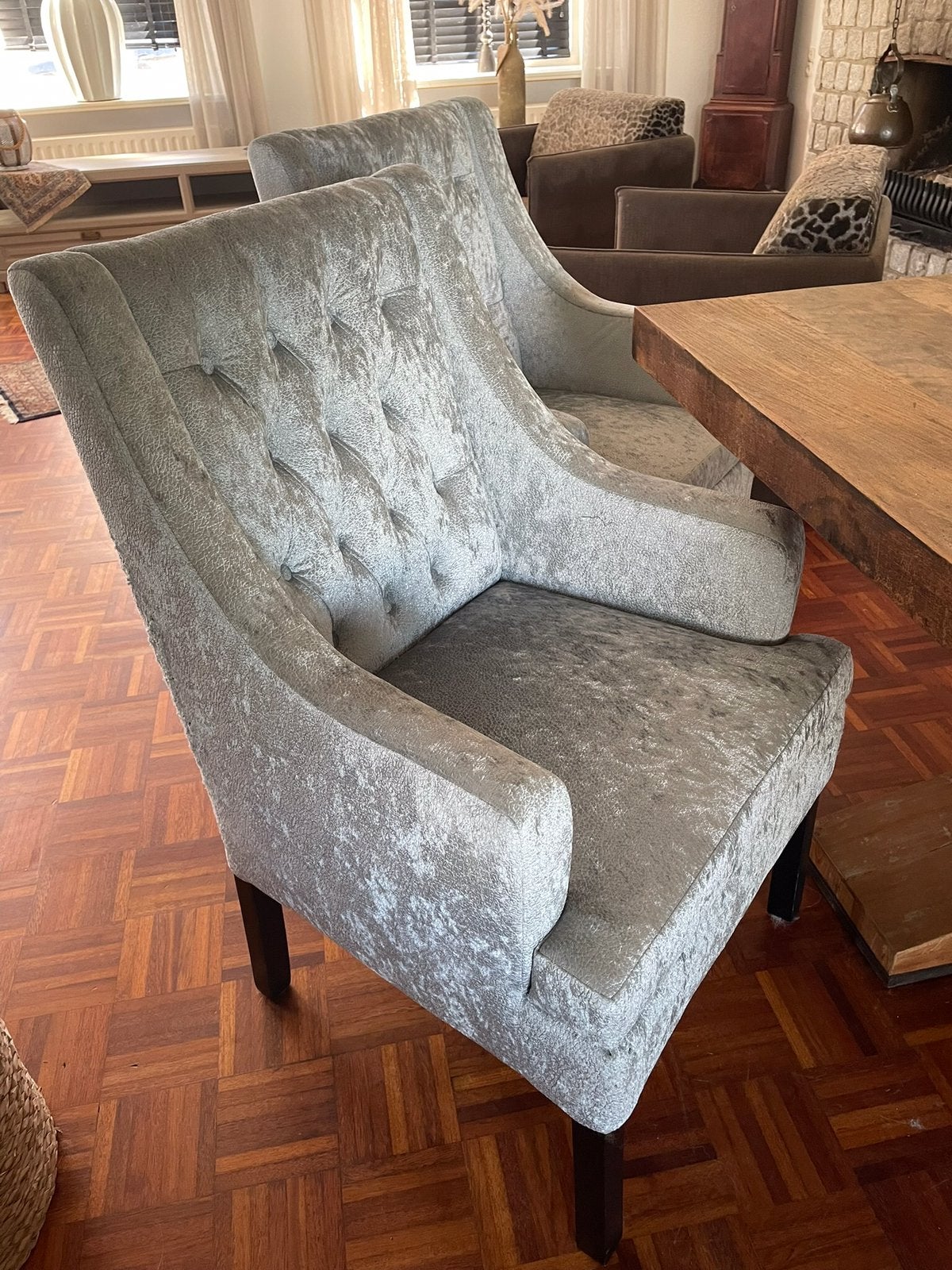 2 eetkamerstoelen velvet bekl. licht grijs, Ophalen, Zo goed als nieuw, Grijs, Twee