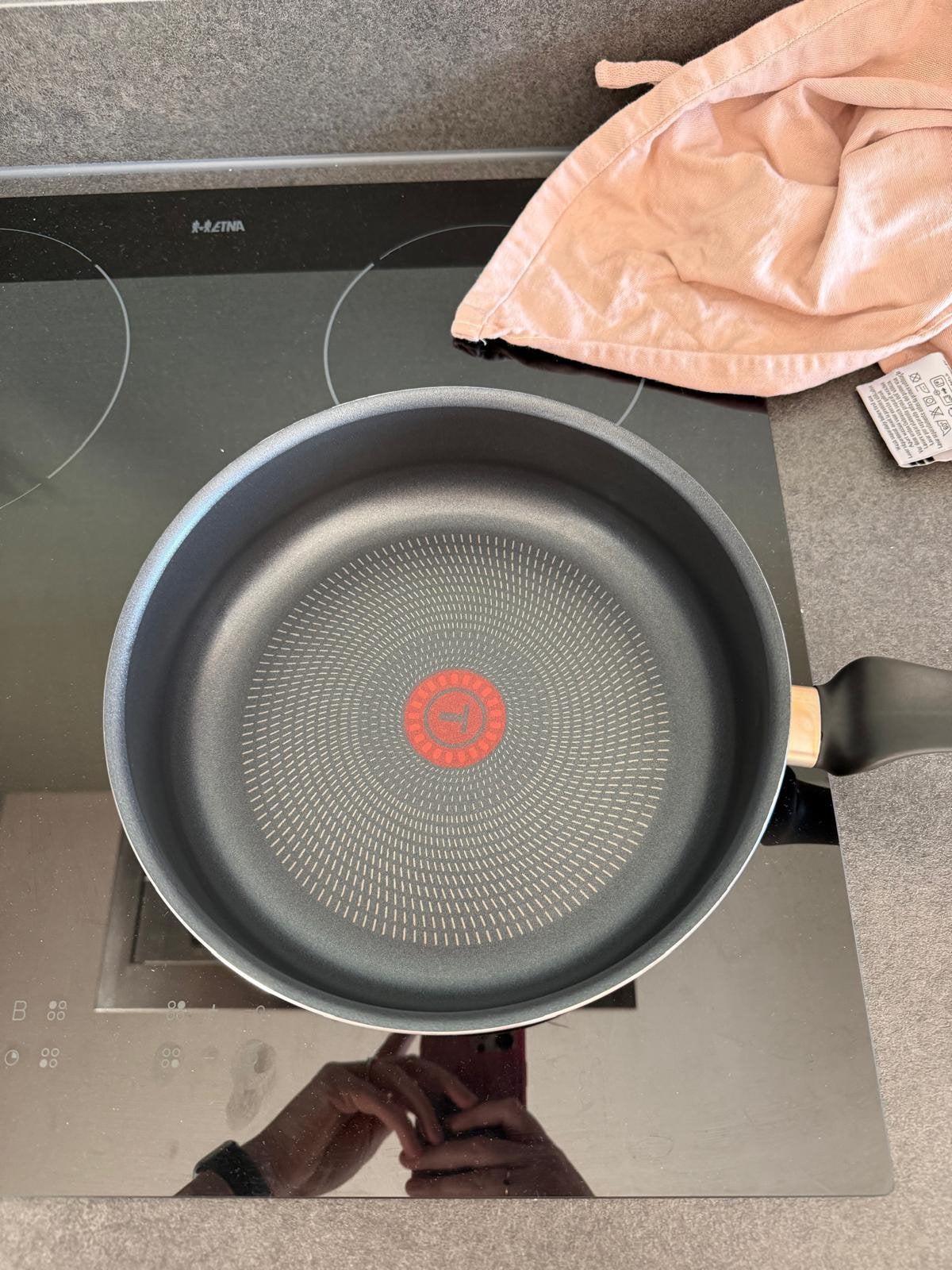 Tefal hapjes pan, Huis en Inrichting, Keuken | Potten en Pannen, Ophalen of Verzenden, Zo goed als nieuw, Rvs, Koekenpan of Braadpan
