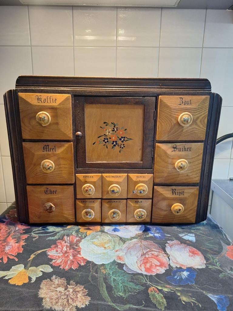 Antieke kruidenkast met 11 lades en bloemmotief, Antiek en Kunst, Ophalen