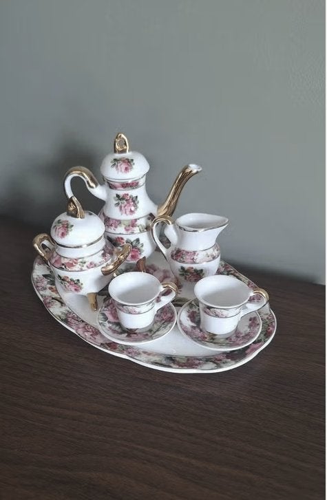 Miniatuur Theeserviesje met Rozenprint en Gouden Details, Ophalen of Verzenden, Zo goed als nieuw, Gebruiksvoorwerp