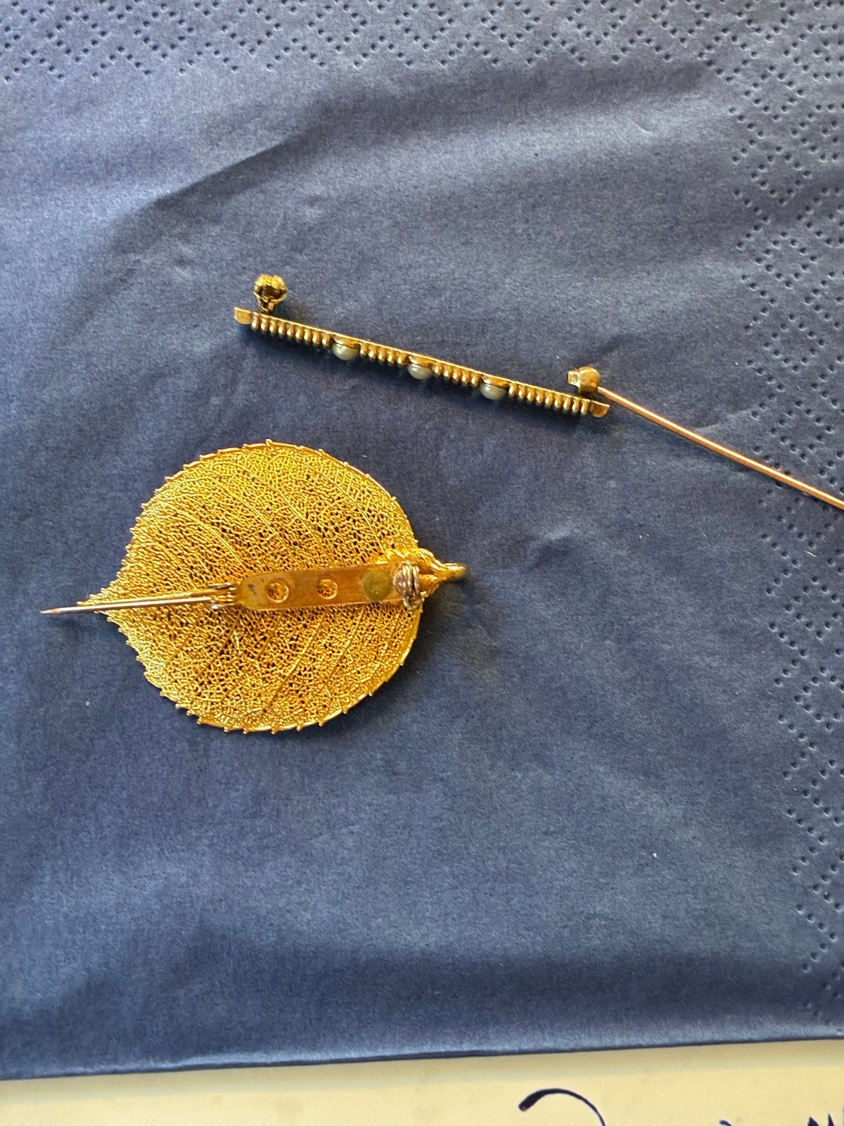 Vintage Broches: Gouden Blad & Parel Speld, Sieraden, Tassen en Uiterlijk, Overige materialen, 4 tot 7 cm, Gebruikt, Ophalen of Verzenden