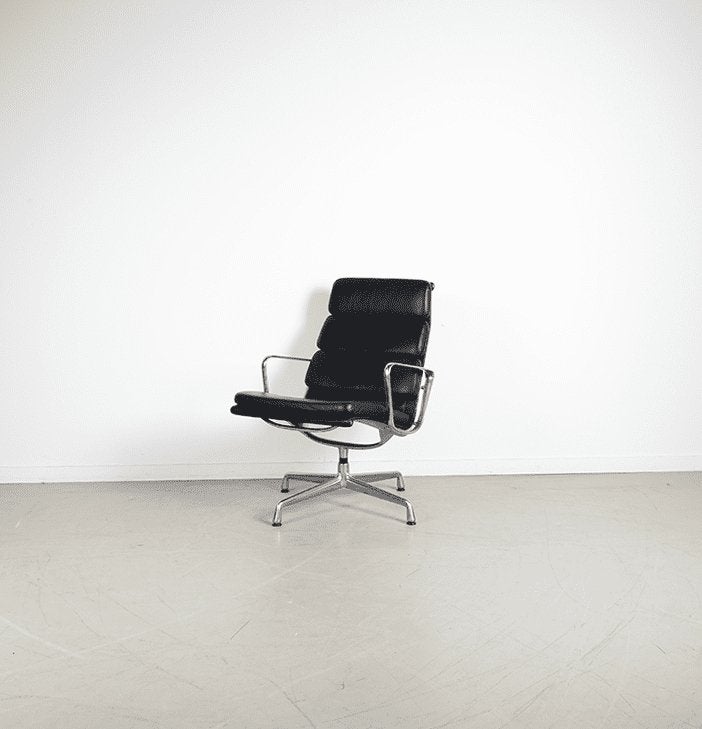 Vitra Eames EA 216 Fauteuil Zwart Leer - Aluminium, Minder dan 75 cm, Niet ingevuld, Zo goed als nieuw, 50 tot 75 cm