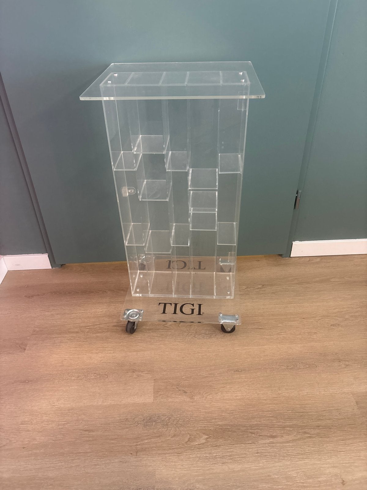 TIGI plexiglas  Display Rek op Wieltjes, Ophalen, Met plank(en), Gebruikt, 100 tot 150 cm
