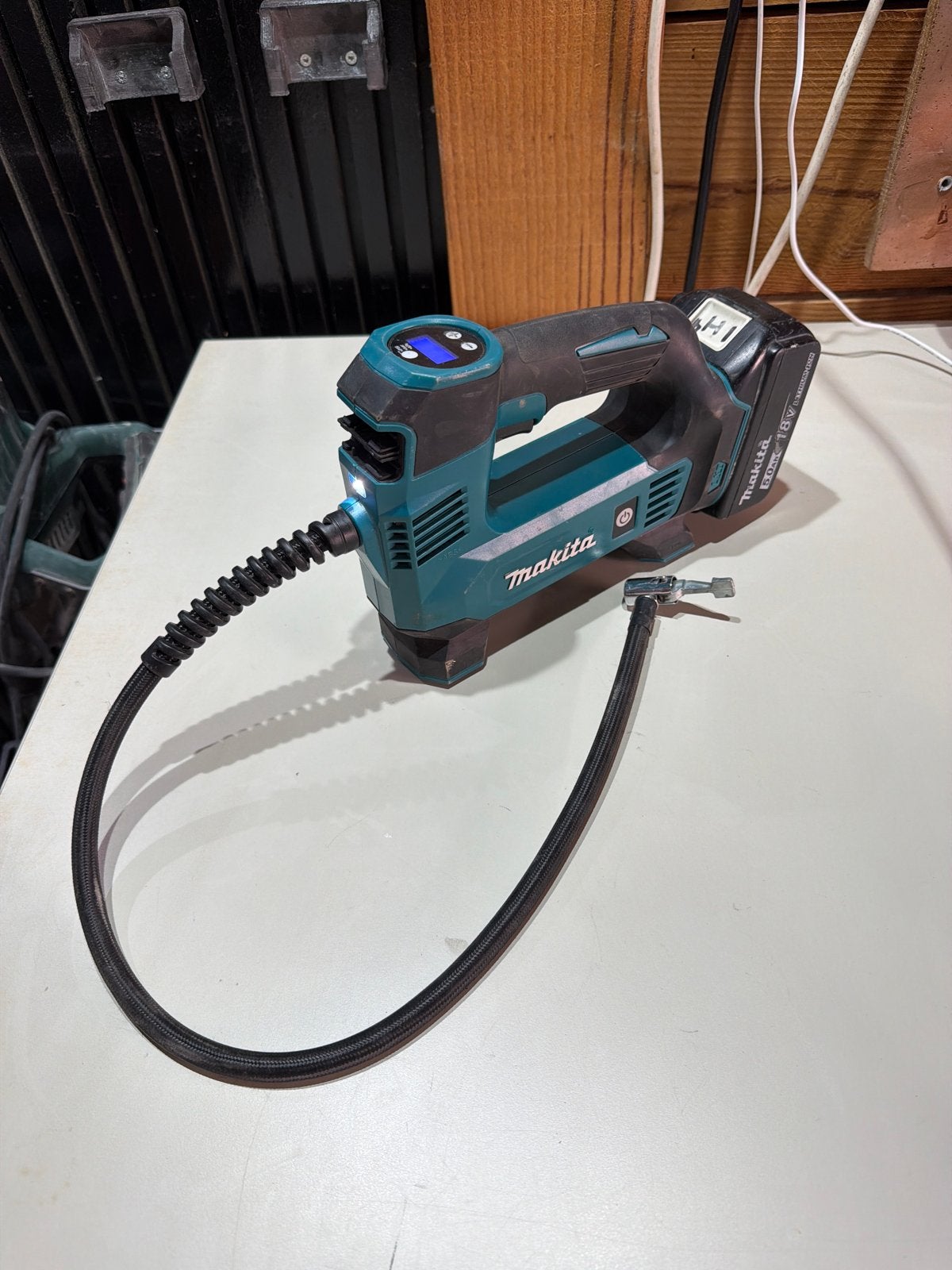Makita DMP180 18V Accu Compressor bijna nieuw! - Zonder accu, Ophalen of Verzenden, Gebruikt