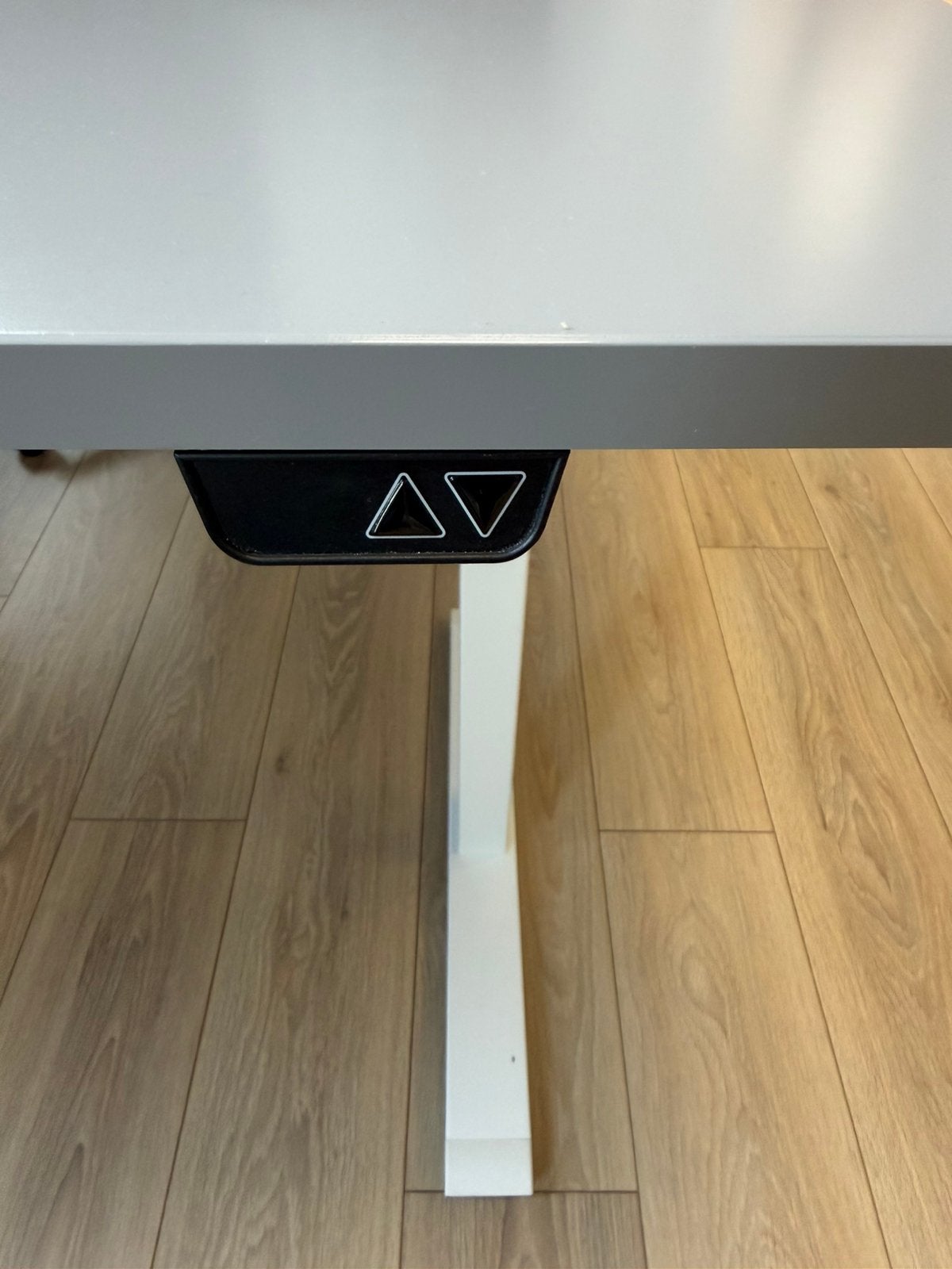 IKEA RODULF Elektrisch Zit-Sta Bureau | 140 x 80 cm | €135, Ophalen, Zit-sta bureau, Elektrisch, Zo goed als nieuw
