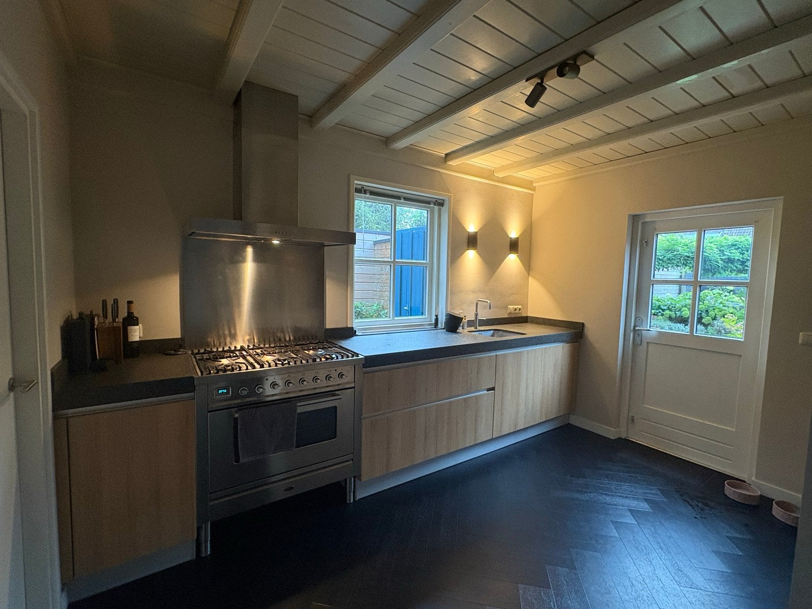 Moderne parallel keuken met Quooker en AEG stoomoven, Huis en Inrichting, Keuken | Complete keukens, Ophalen, Gebruikt, Bruin