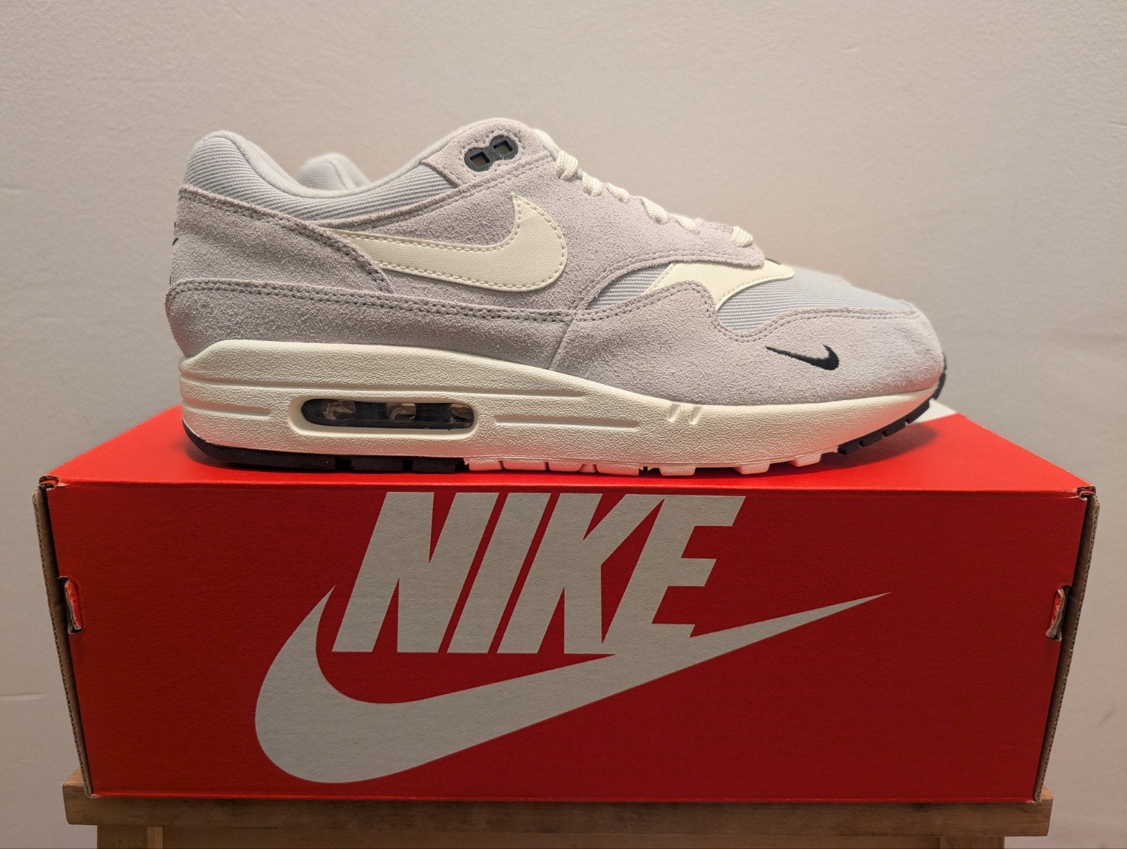 Nike Air Max 1 Mini Swoosh Pure Platinum 43, Nike air max, Wit, Nieuw, Ophalen of Verzenden
