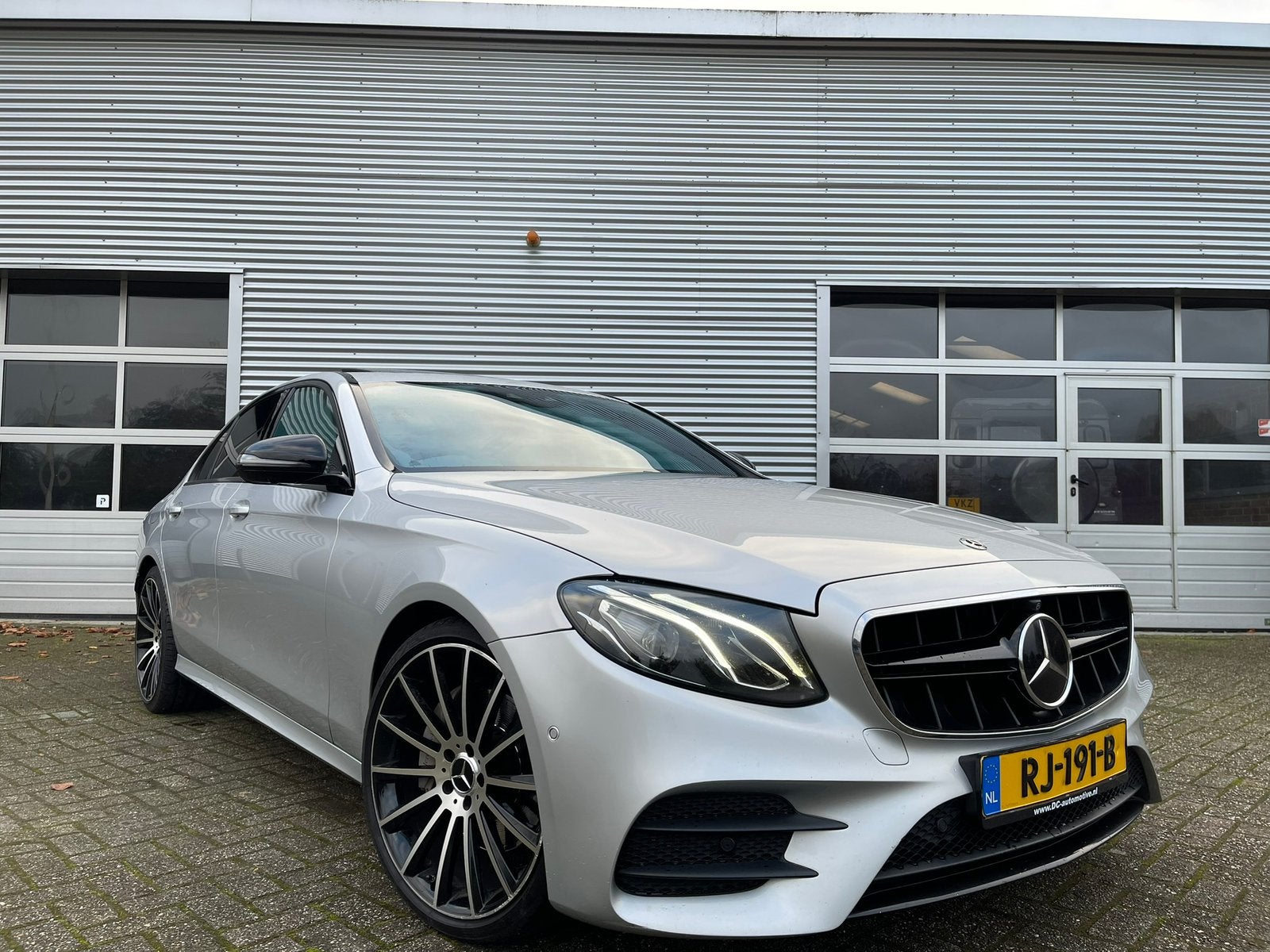 Mercedes E220 AMG 63 20 inch sfeerverlichting 360, Auto's, Automaat, Parkeersensor, Bedrijf, Te koop