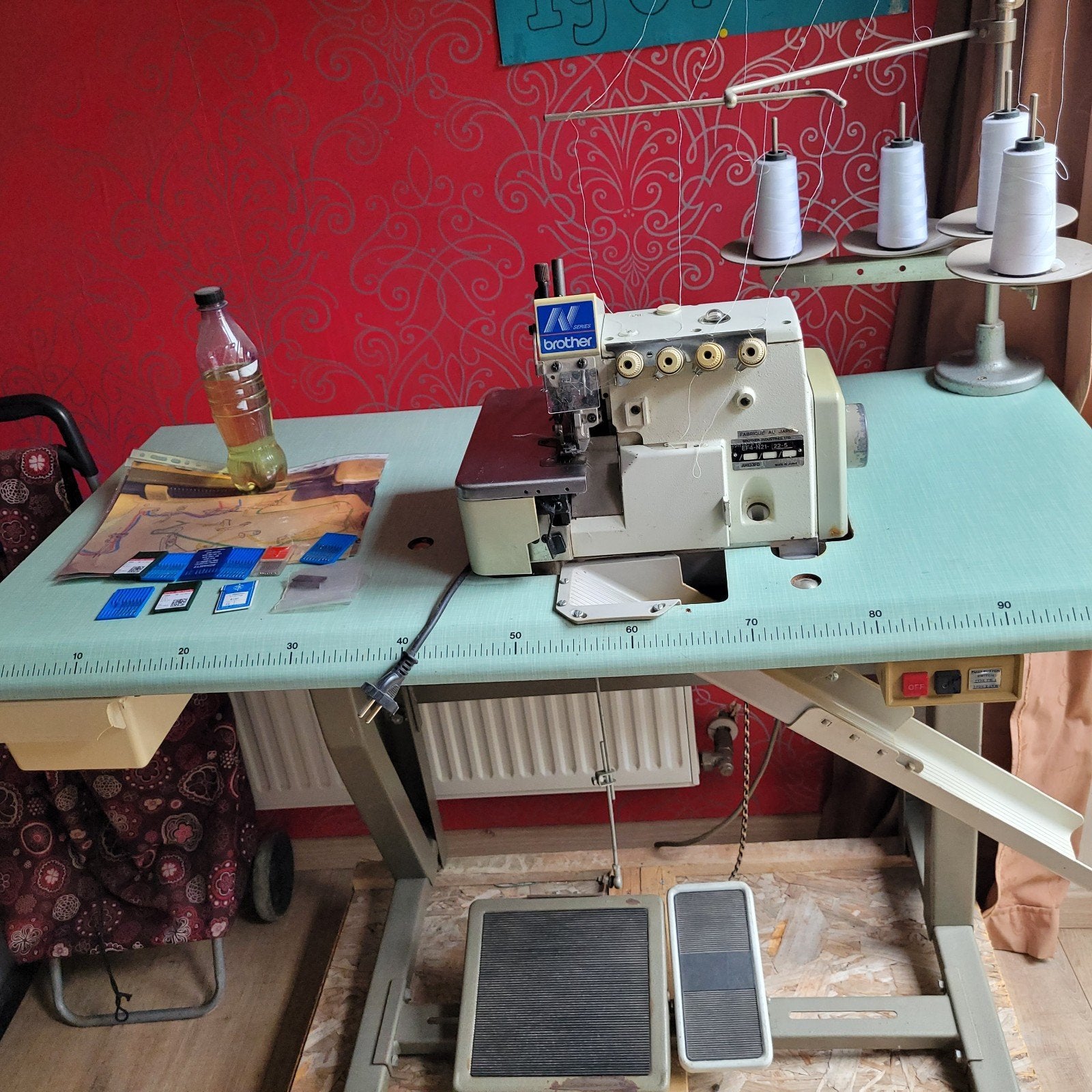 Brother overlock EF4-N21 met onderstel en veel garen, Ophalen, Gebruikt, Lockmachine, Industrieel