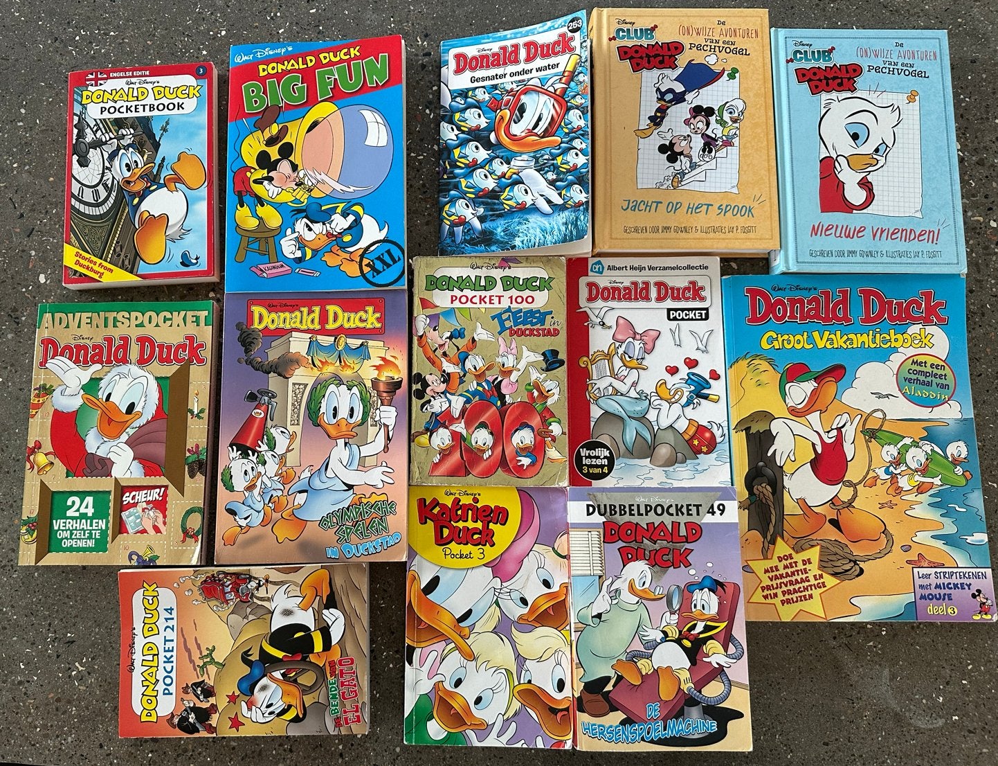 Twee Donald Duck boeken met 10 povkets en een vakantieboek., Boeken, Strips | Comics, Meerdere comics, Ophalen of Verzenden, Zo goed als nieuw