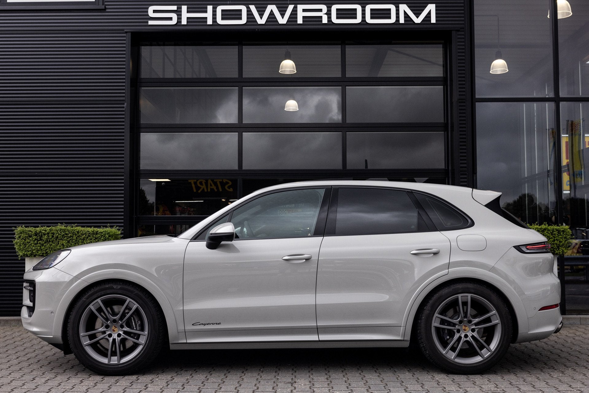 Porsche Cayenne 3.0 E-Hybrid, Passenger display, *Krijt*, MY, Auto's, Porsche, Cayenne, Gebruikt, 2995 cc, Adaptive Cruise Control