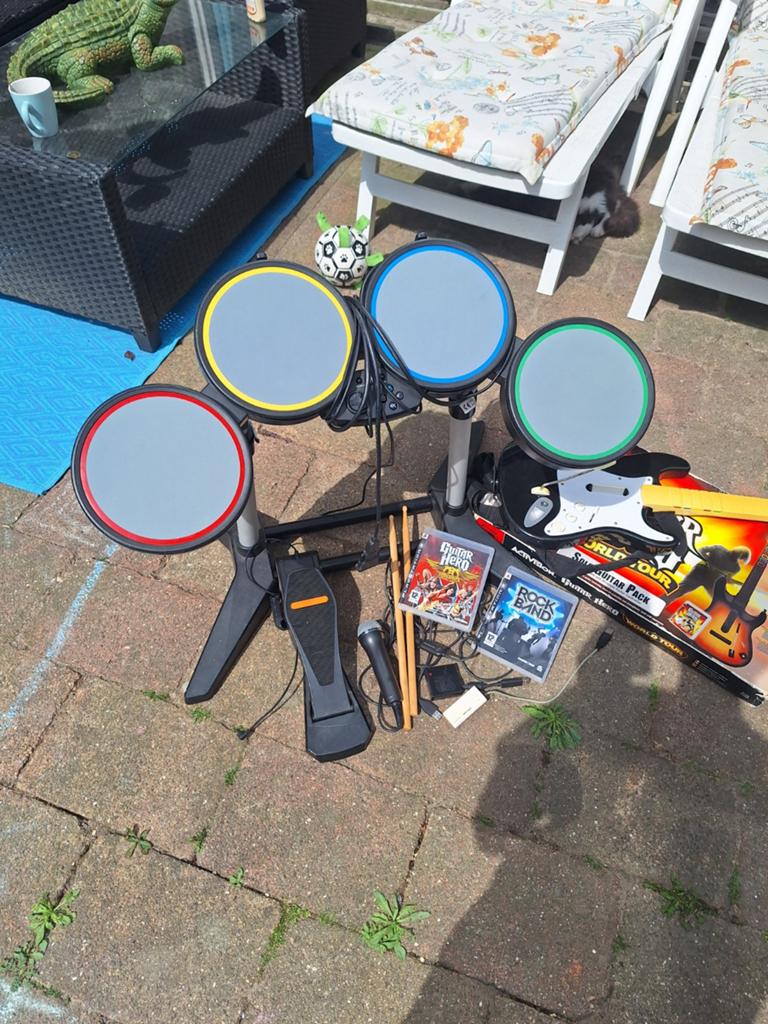 Drumstel, 2 gitaren en 2 spellen voor PS3, Spelcomputers en Games, Ophalen, Gebruikt, Muziek