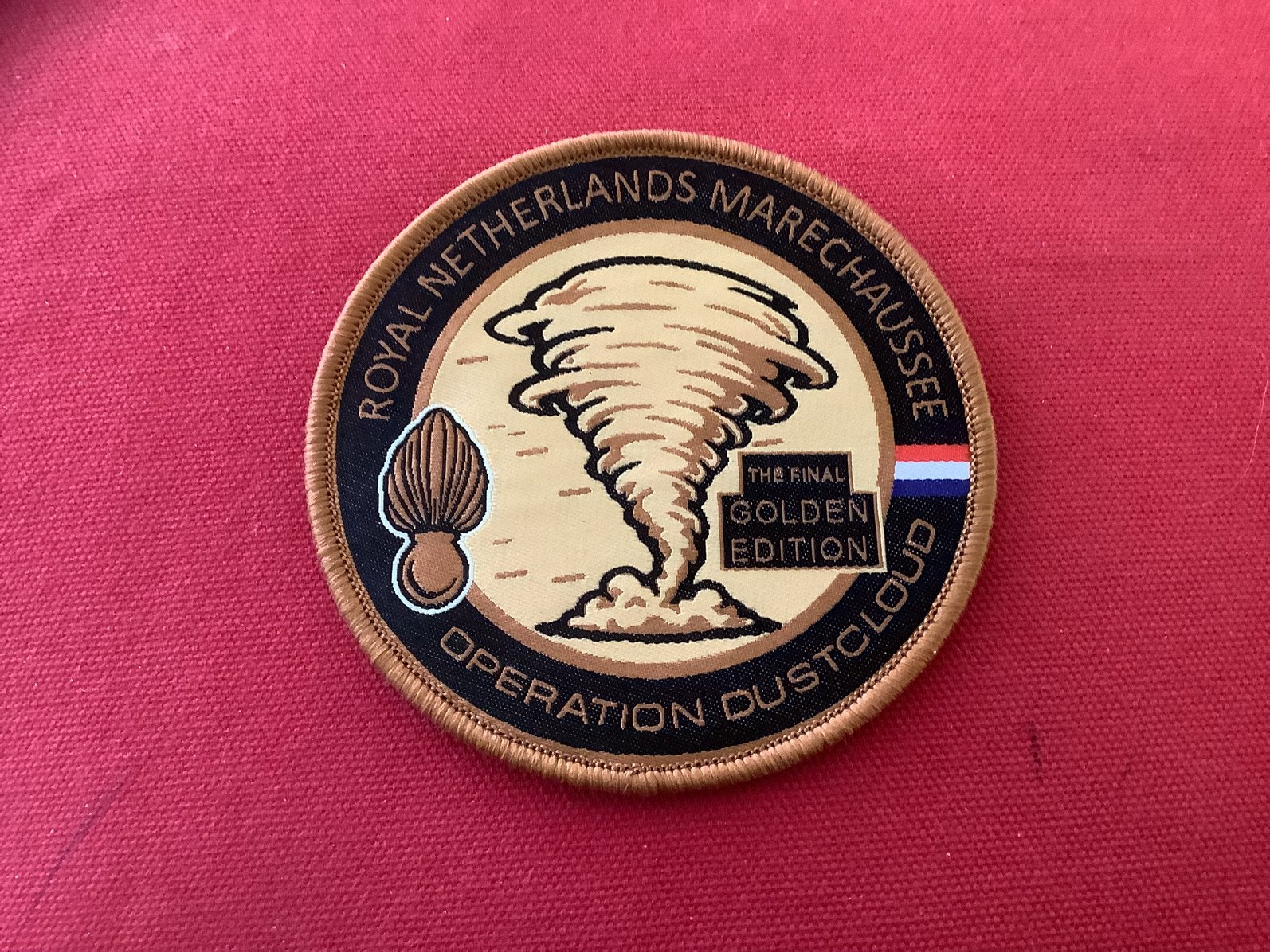 Badge van de Kmar Golden Edition met velcro, Verzamelen, Ophalen of Verzenden, Marechaussee, Nederland, Embleem of Badge