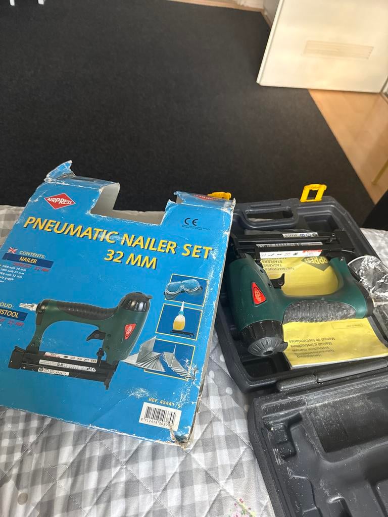Professionele Nagelpistool incl. Spijkers & Veiligheids, Ophalen, Gebruikt