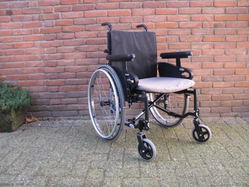 Quickie2 MSA trippelstoel zitbreedte 46cm - Zithoogte 42cm, Diversen, Rolstoelen, Ophalen, Inklapbaar, Zo goed als nieuw, Duwrolstoel