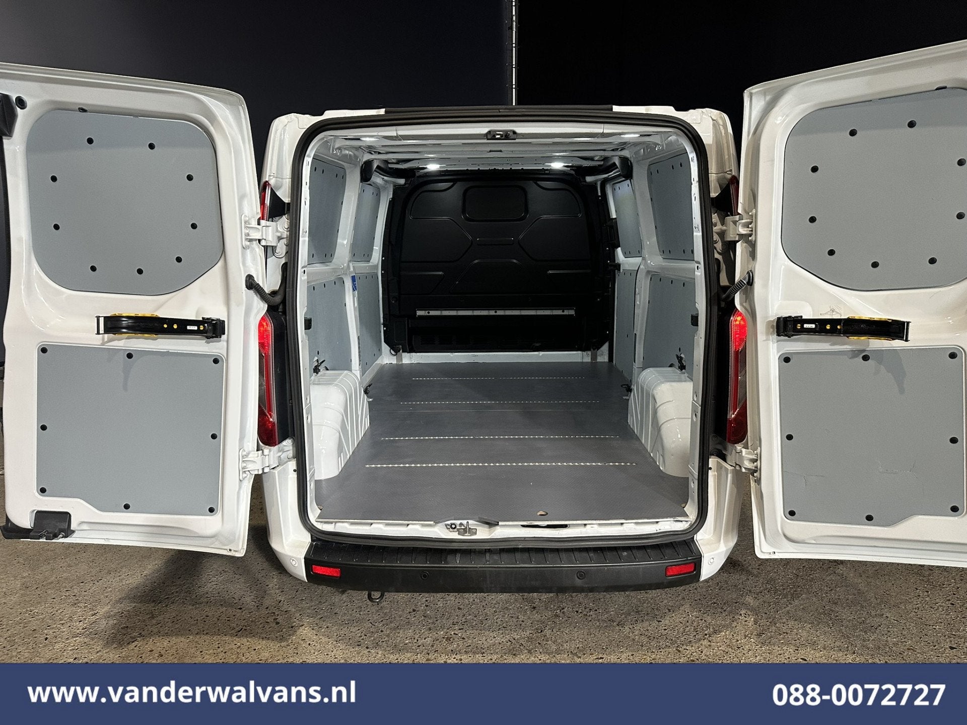 Foto 3 van Ford Transit Custom 2.0 TDCI L2H1 Euro6 Airco | Camera | Nav
