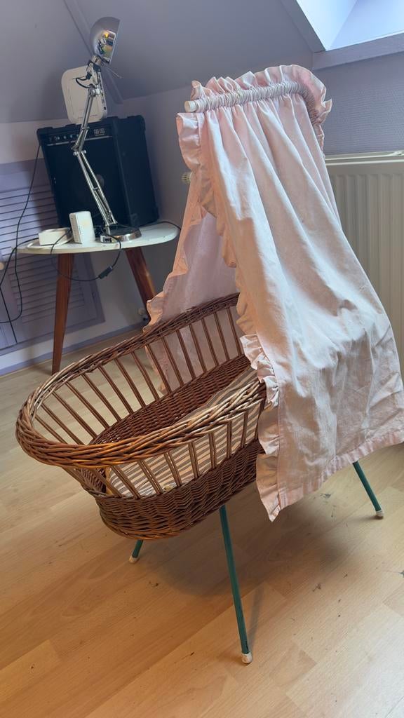 Vintage poppen Wiegje van Rotan met Roze Hemeltje, Ophalen, Gebruikt, Wieg