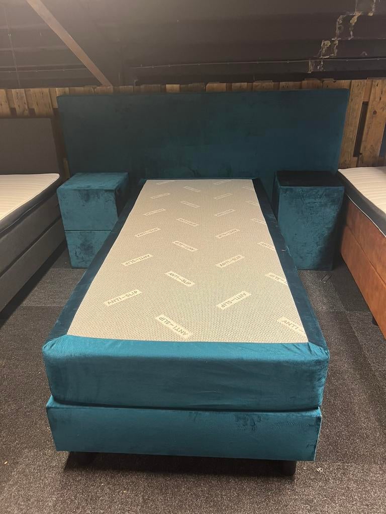 EXCLUSIEVE velvet blauwe 90x200 boxspring *NIEUW*, 90 cm, Eenpersoons, Blauw, Nieuw