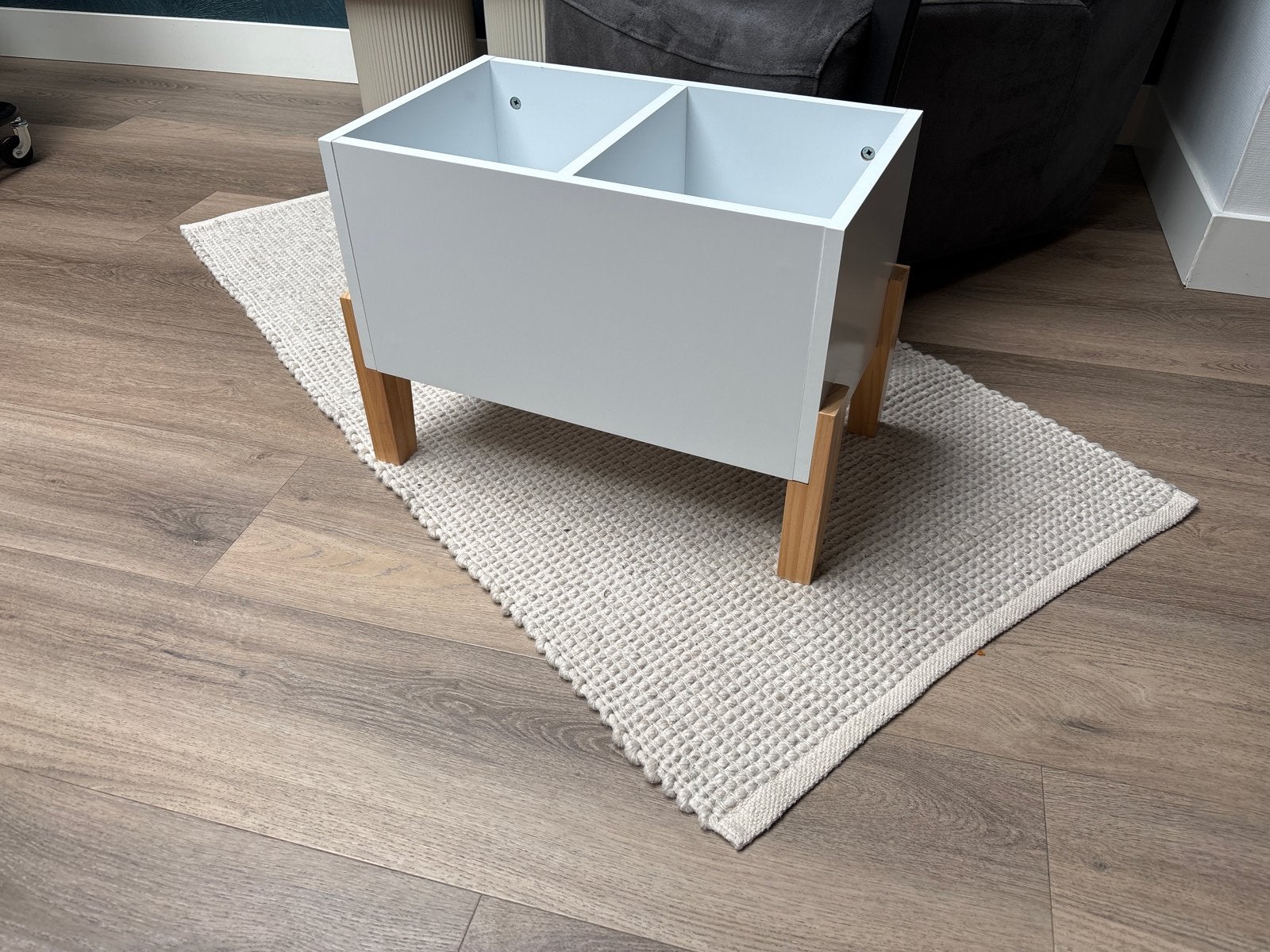 Witte boekenbak / opbergbak op houten pootjes, Ophalen, Met plank(en), Minder dan 50 cm, Zo goed als nieuw