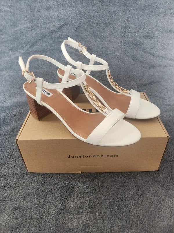 Dune London witte sandalen met hak en gouden detail (39), Wit, Zo goed als nieuw, Dune London, Sandalen of Muiltjes