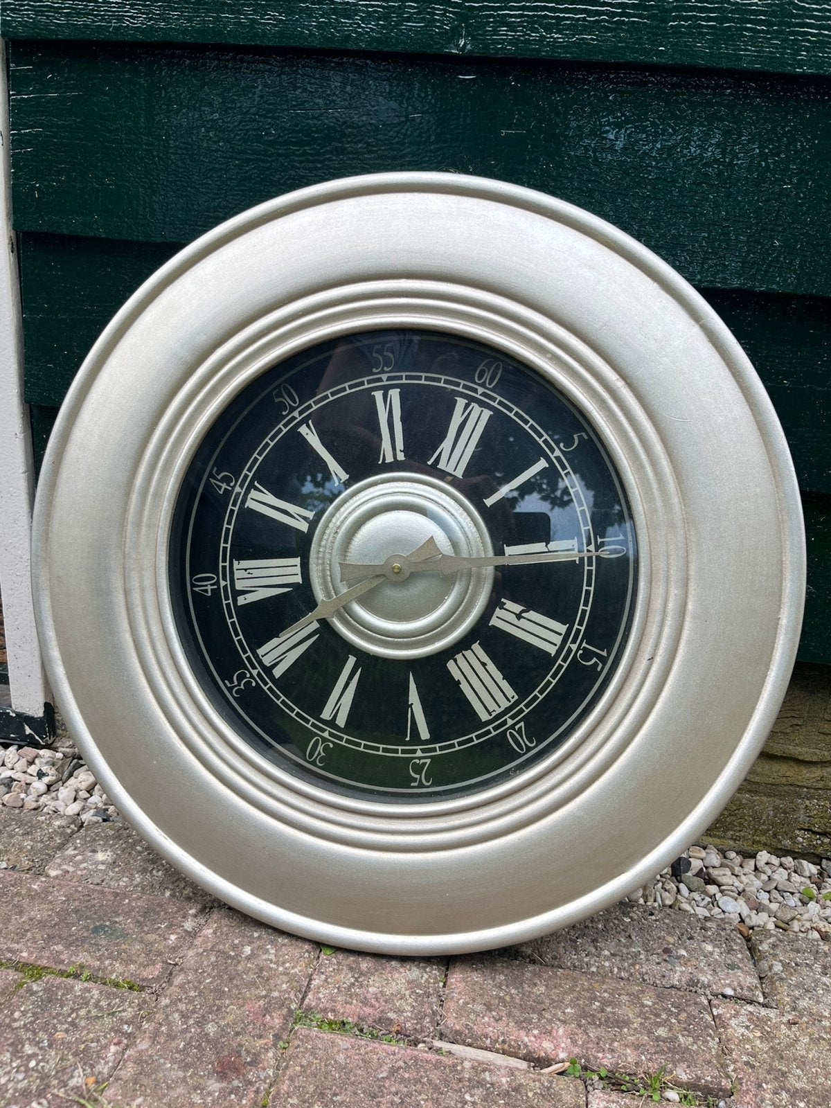 Mooie zilver kleurige wandklok 62 cm   / 5 cm dik, Ophalen, Gebruikt, Zilver, Wandklok