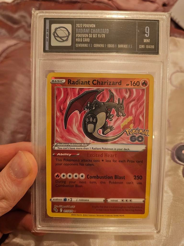 Radiant Charizard 011 UGS Graded 9 Pokémon Kaart, Ophalen of Verzenden, Zo goed als nieuw, Losse kaart, Foil