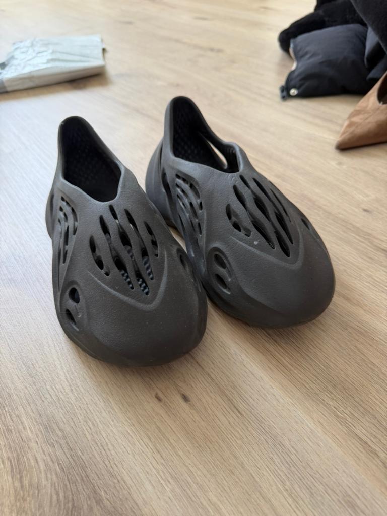 Yeezy Foam Runner Carbon, Kleding | Heren, Schoenen, Ophalen of Verzenden, Zo goed als nieuw, Zwart