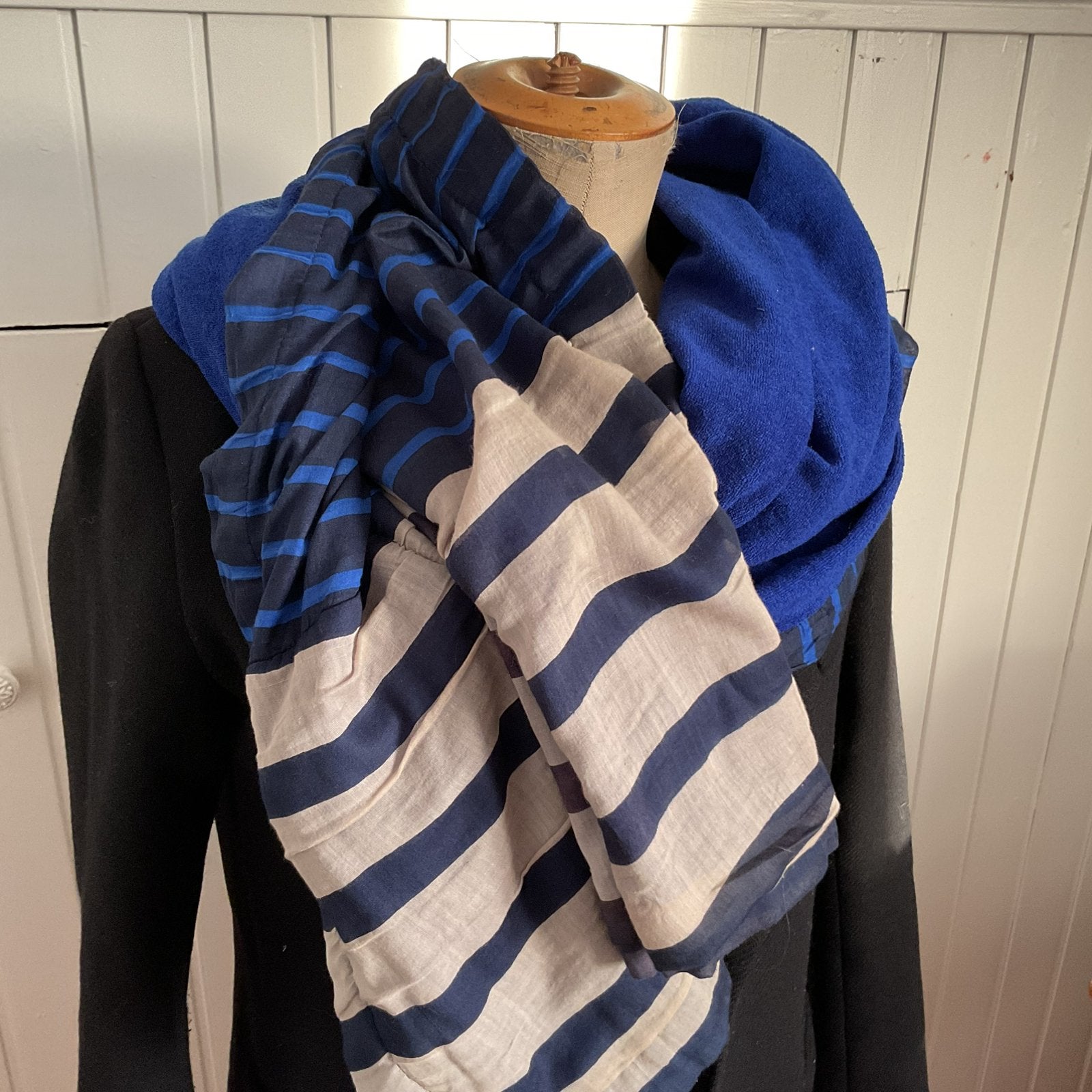 Exclusieve sportsjaal katoen en badstof met zakje BIJENKORF, Kleding | Dames, Ophalen of Verzenden, Zo goed als nieuw, Sjaal