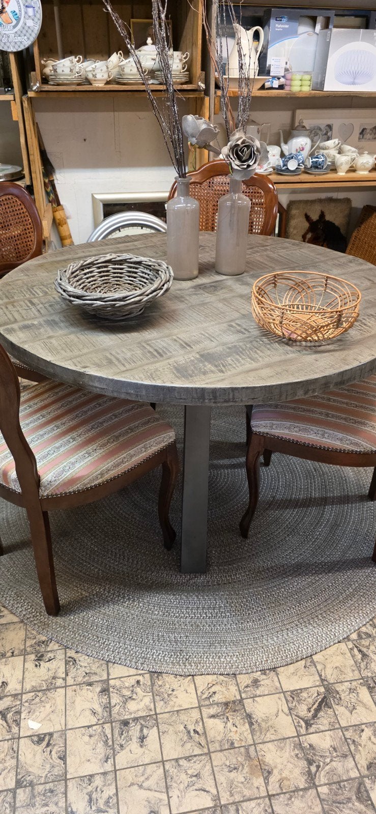 Robuuste ronde eettafel - perfect voor gezellige diners, Ophalen, Gebruikt