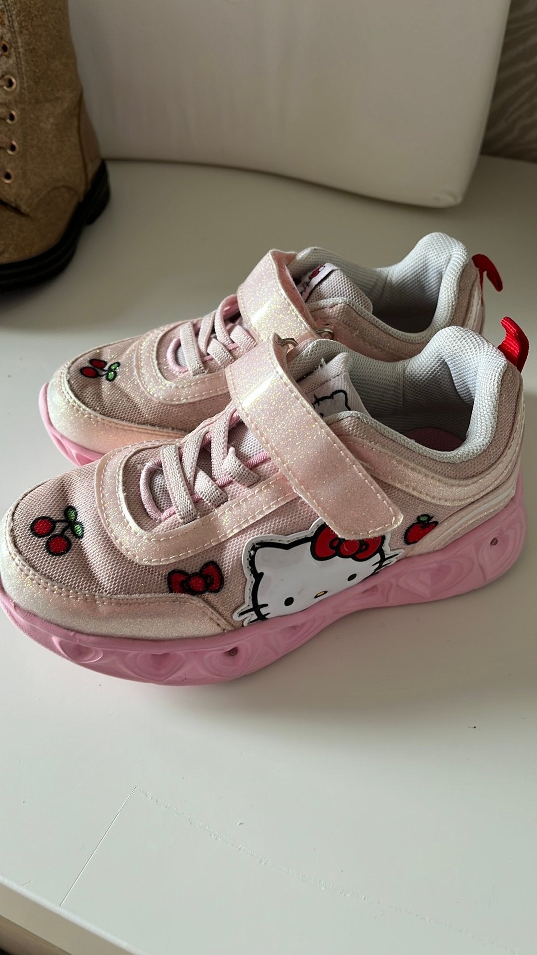 Meisjes sneakers rose met lampjes hello kitty, Ophalen of Verzenden, Zo goed als nieuw, Meisje, Schoenen