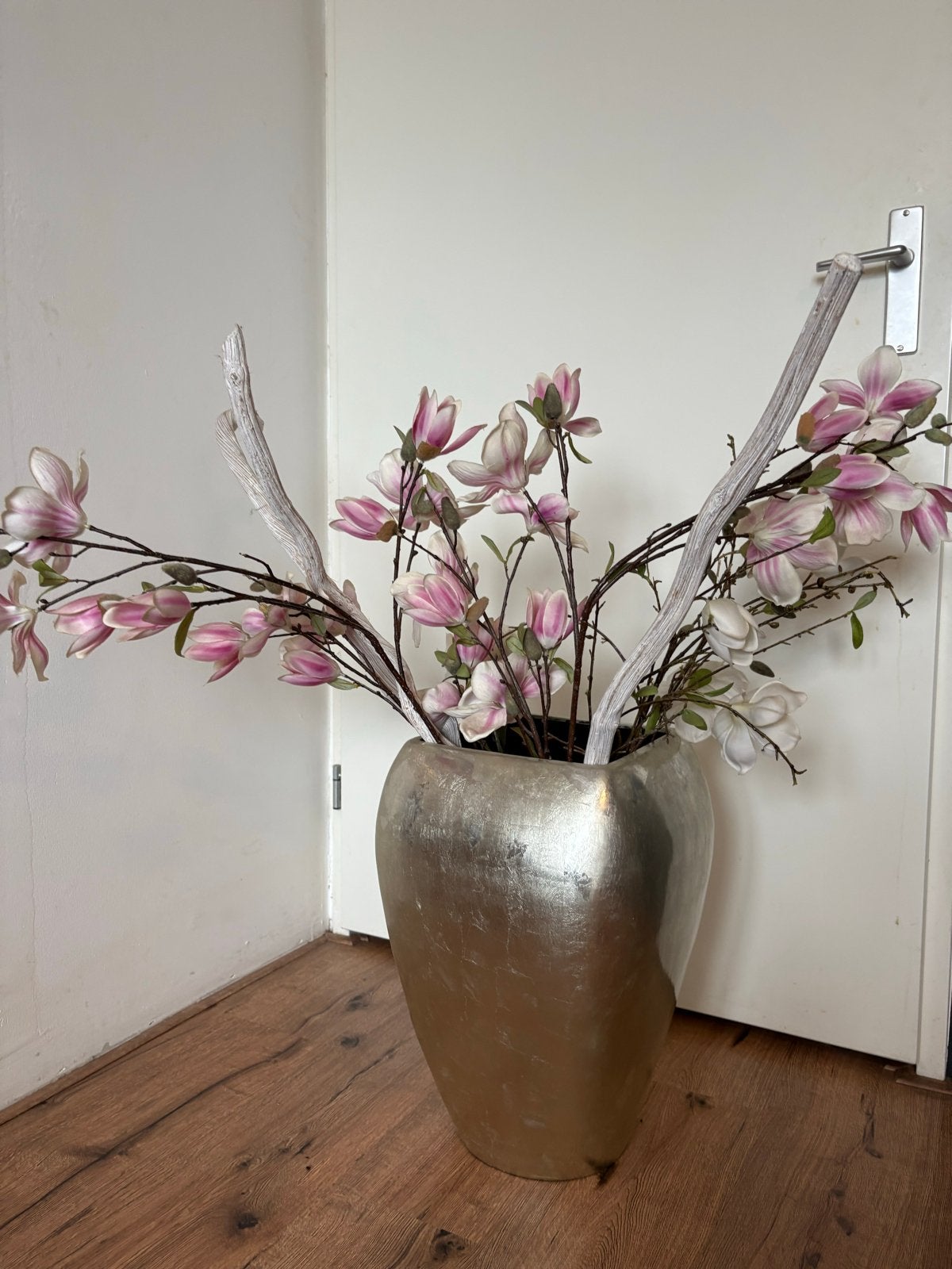 Grote zilverkleurige vaas met kunstbloemen, Ophalen, Overige materialen, Gebruikt, Inclusief decoratie