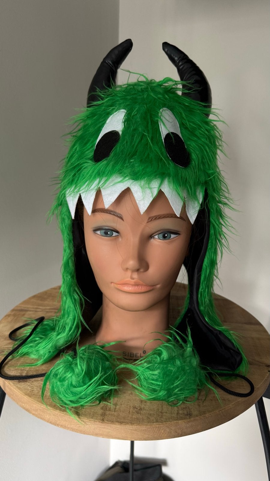 13 Groene Monster Muts met Hoorns - Feestmuts, Ophalen of Verzenden, Zo goed als nieuw, Hoed of Pruik, Carnaval