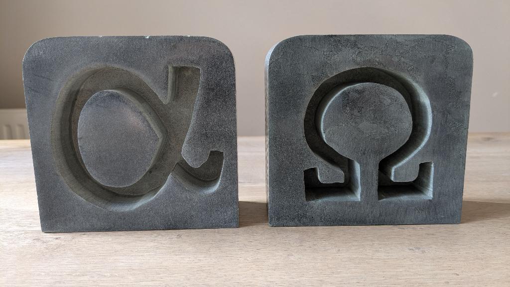 Twee boekensteunen, Alpha & Omega, natuursteen, Ophalen of Verzenden, Zo goed als nieuw