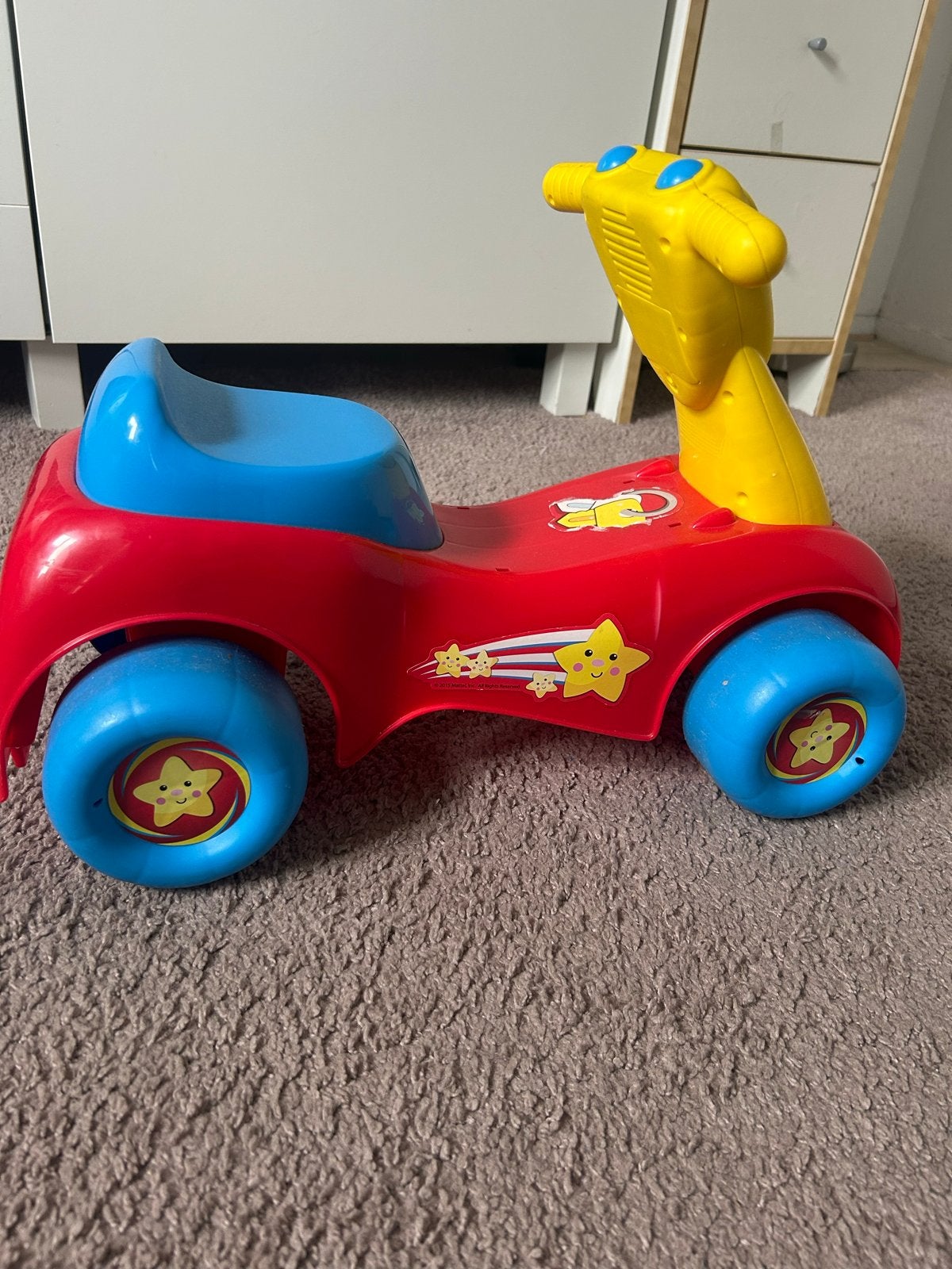 Loopauto met geluidjes - Fisher Price, Ophalen, Zo goed als nieuw, Loopvoertuig
