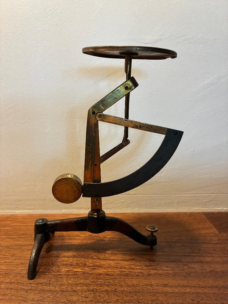 Antieke brievenweger ca. 1900 met posttarieven messing, Antiek en Kunst, Antiek | Gereedschap en Instrumenten, Ophalen of Verzenden