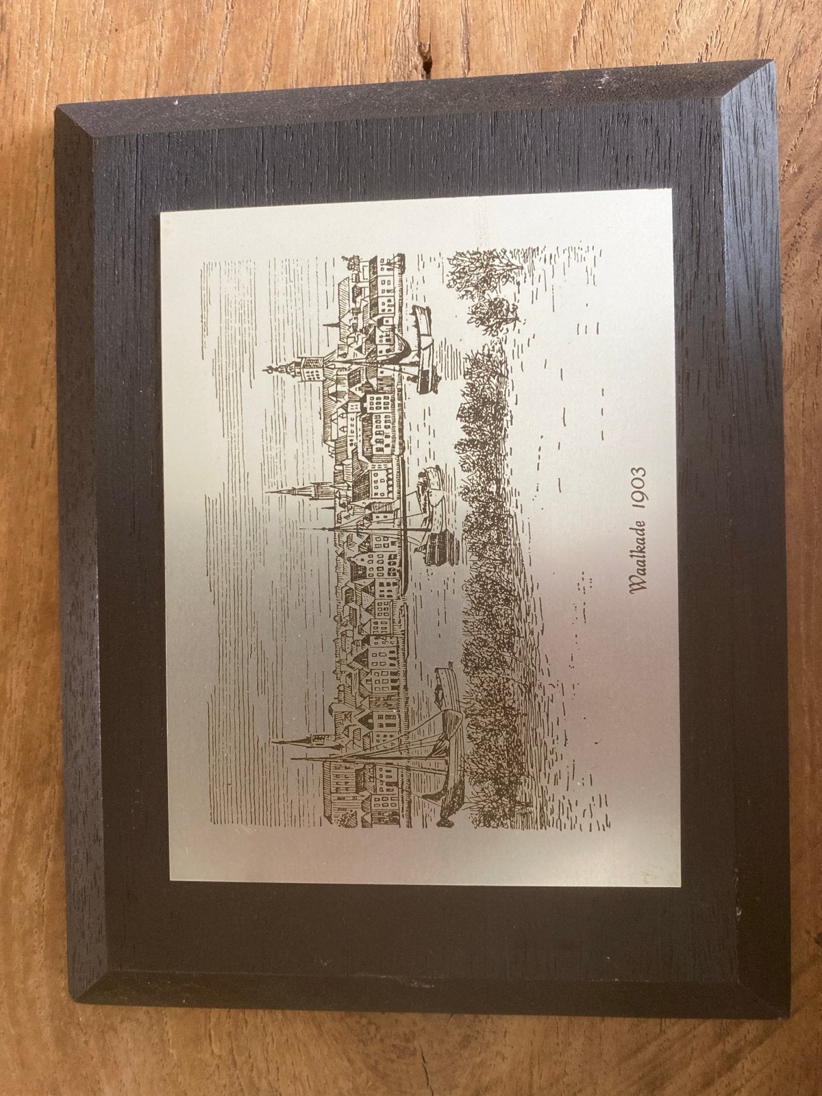 Waal kade 1903 Nijmegen - gravure in Houten lijstje, Ophalen of Verzenden, Gebruikt, Overige typen, Minder dan 50 cm