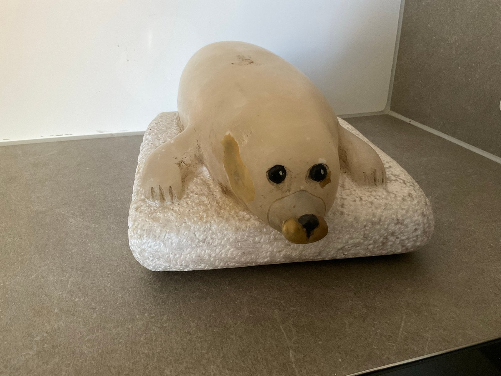 Witte albasten zeehond sculptuur, gesigneerd, Antiek en Kunst, Kunst | Beelden en Houtsnijwerken, Ophalen of Verzenden, Zoogdier
