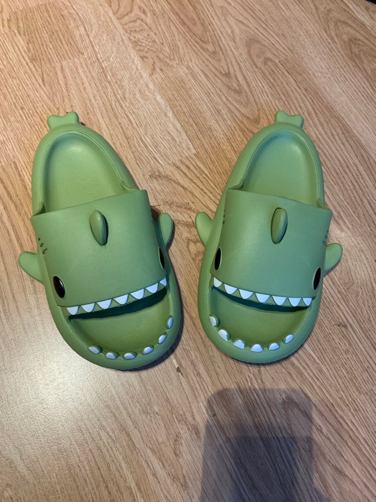 Nieuwe shark slippers maat 38-39 Kleur groen, Kleding | Dames, Schoenen, Slippers, Nieuw, Ophalen of Verzenden, Groen
