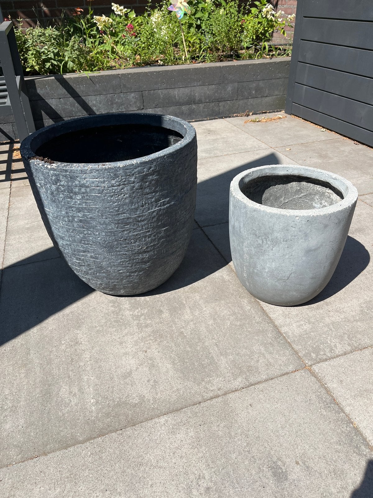 Twee gebruikte bloempotten van beton/steen, Tuin en Terras, Bloempotten, Gebruikt, Beton, Balkon, 40 tot 70 cm, 40 cm of meer