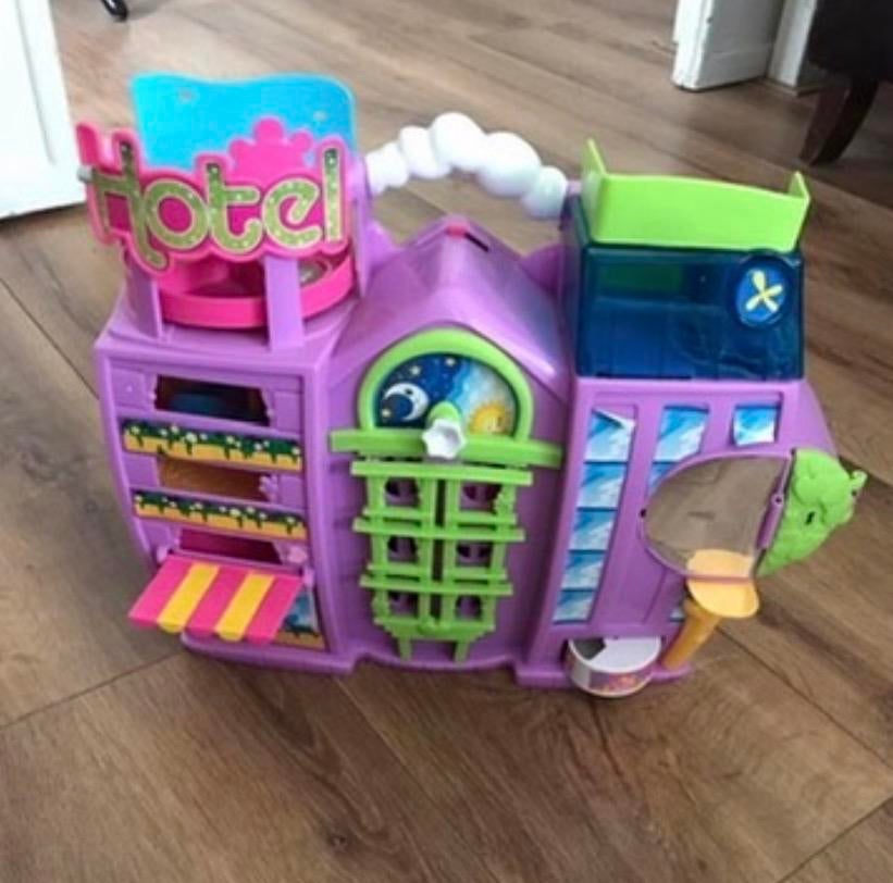 Pinnypon hotel met accessoires, Ophalen of Verzenden, Zo goed als nieuw, Poppenhuis