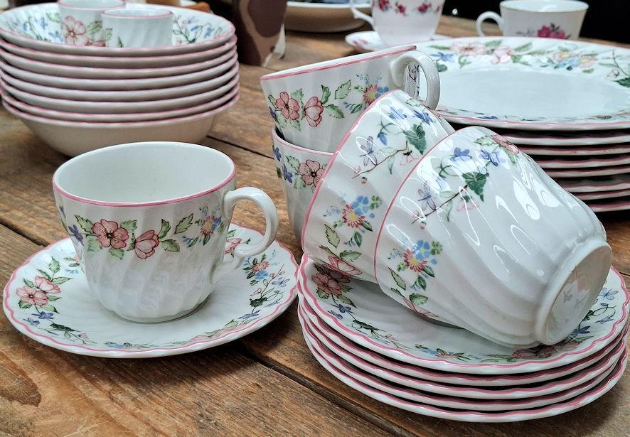 Wood & Sons servies Spring Fields - 5 Kopjes en 6 Schotels, Ophalen of Verzenden, Zo goed als nieuw, Overige stijlen, Kop(pen) en/of Schotel(s)