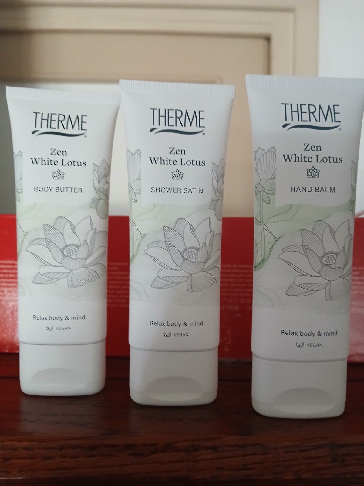 Therme Zen White Lotus Set: Body Butter, Shower Satin, Hand, Ophalen of Verzenden, Nieuw, Bad & Douche