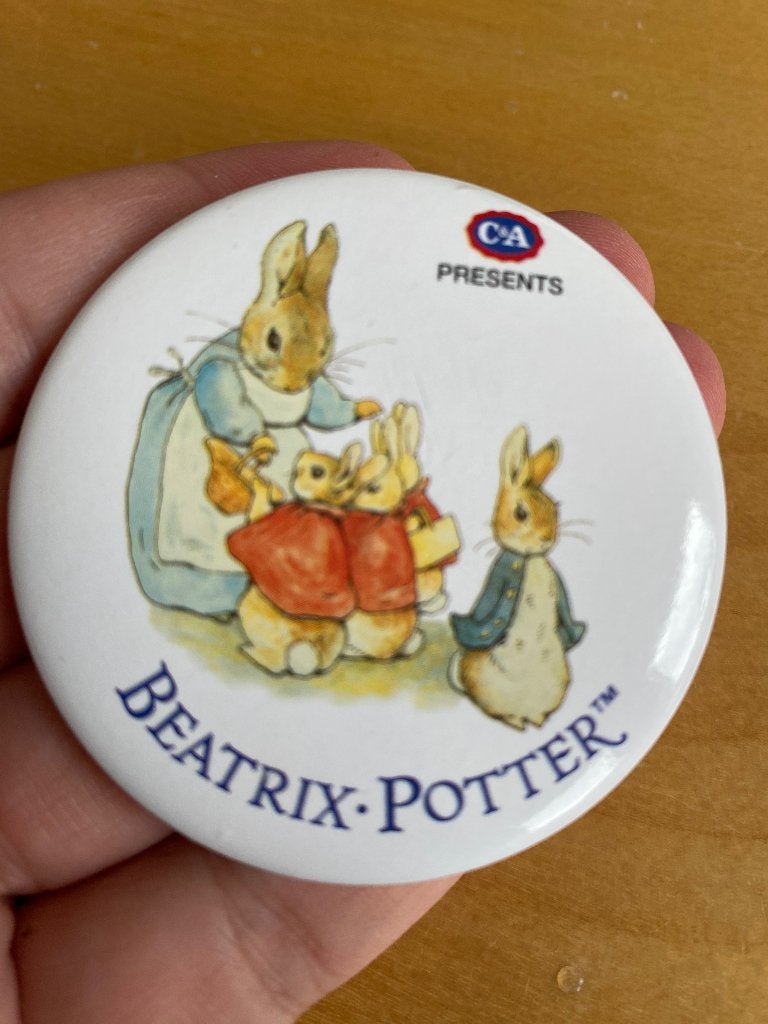 Vintage Beatrix Potter button zgan Peter Rabbit Flopsy Mopsy, Ophalen of Verzenden, Zo goed als nieuw, Figuurtje, Button